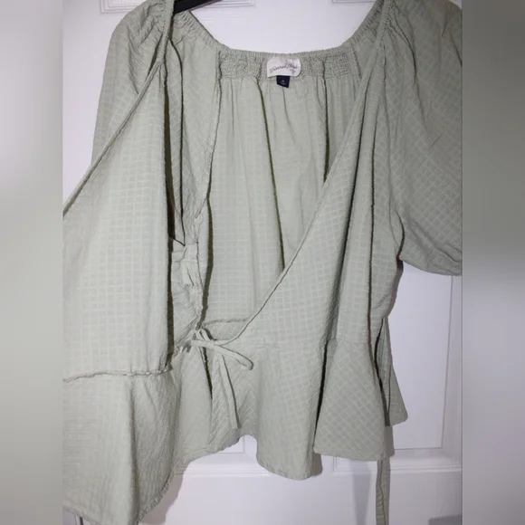 Wrap Top from Universal Thread (1X) - Picture 3 of 5